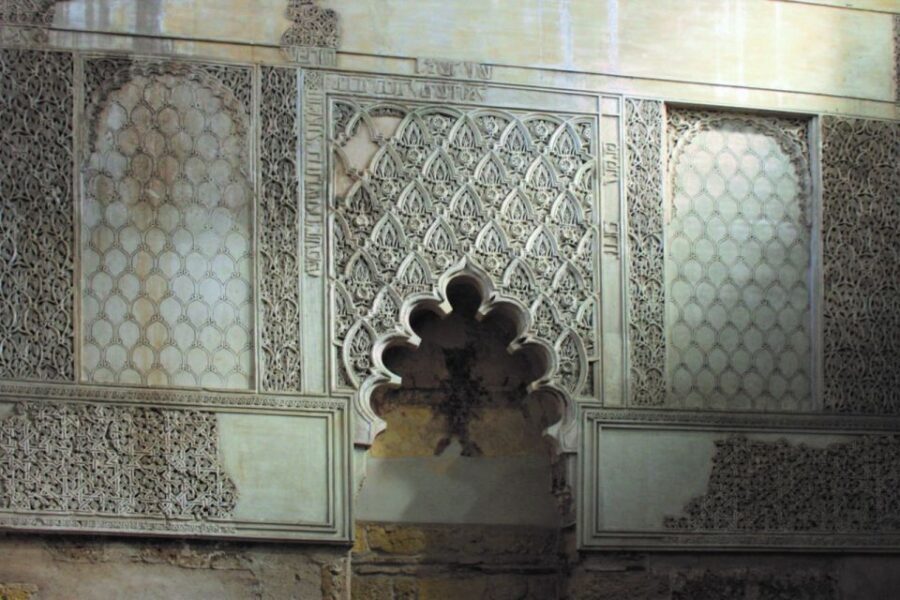 Córdoba: Alcázar and Jewish Quarter 2-Hour Guided Tour - Artisan souk vibes and a few small squares that add texture