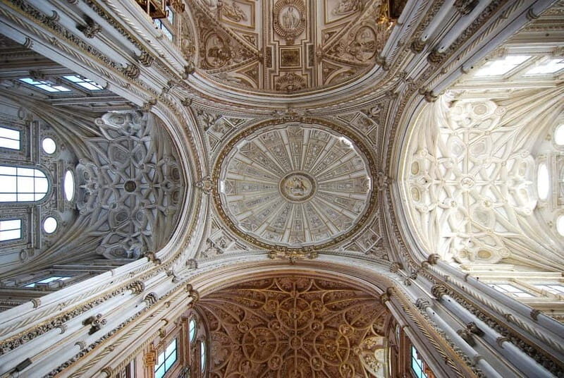Córdoba: Mosque-Cathedral, Jewish Quarter and Alcázar Tour - The Judería stroll: markets, Maimonides, and street-level history