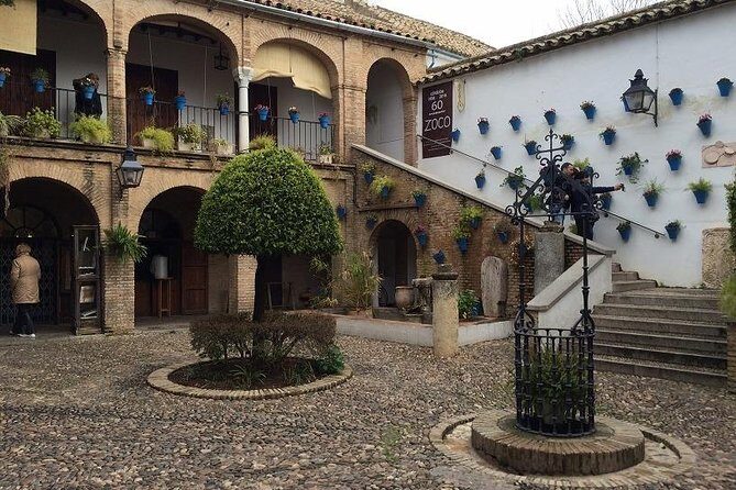Guided visit to the Mosque-Cathedral, Jewish Quarter, Alcazar and Synagogue. Official guide - Calleja de las Flores and the path toward the Synagogue
